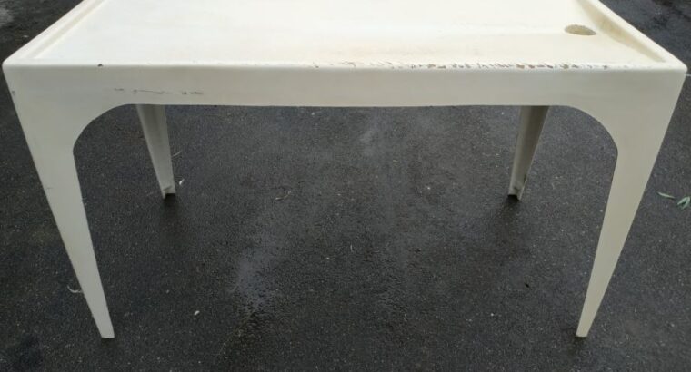 PVC bijeli stol za razne namjene dimenzije: 66,5 x 146 x 90