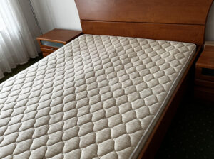 Bračni krevet+podnica i madrac; dimenzija 160cm x 200cm