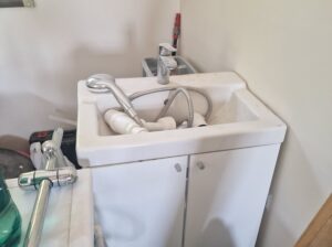 kupaonski set umivaonik sa ormaricem i svim ostalim za kupaonu