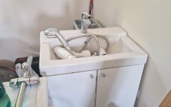 kupaonski set umivaonik sa ormaricem i svim ostalim za kupaonu