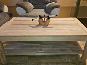 Masivni drveni stol