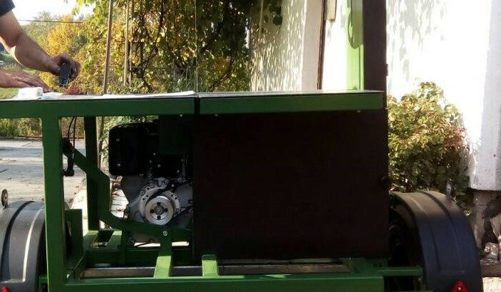 Banzek za piljenje drva na traktorski, električni ili dizel pogon.