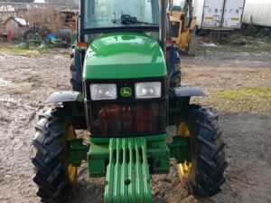 John Deere voćarsko vinogradarski traktor