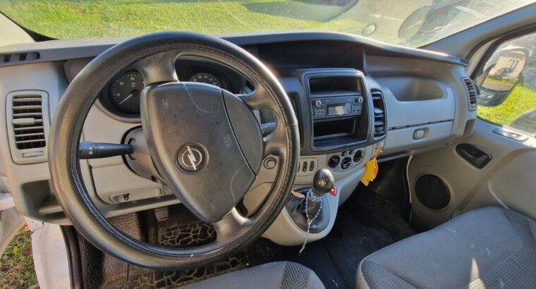 Opel Vivaro 1.9 CDTI, 5 sjedala i teretni prostor