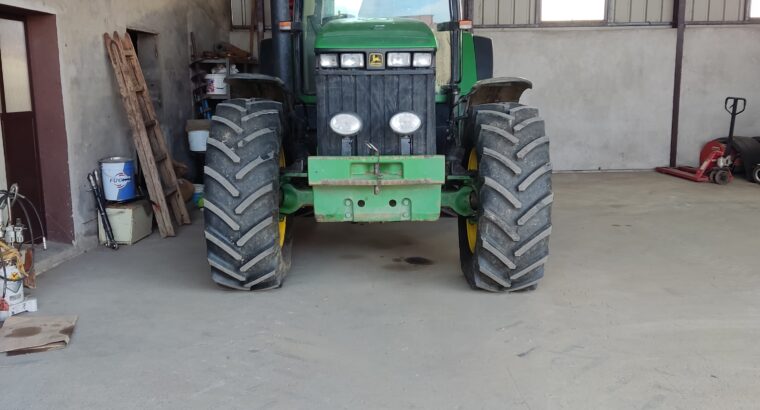 Traktor John Deere 8200