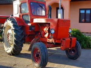 Prodajem traktor BELARUS T40, crveni